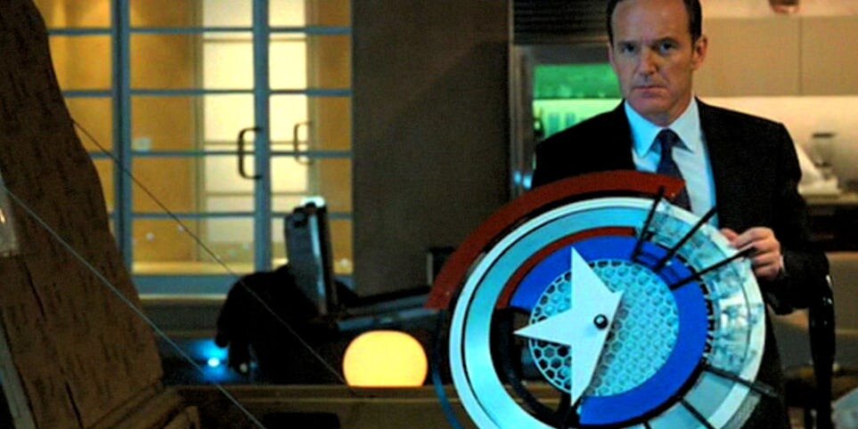 Вот Фил Колсон, которого играет совершенно блестящий Кларк Грегг. В этой сцене он случайно наткнулся на точную копию (или прототип) щита Капитана Америки - что-то, что, должно быть, было очень волнующим для него, учитывая, что он самопровозглашенный огромный поклонник супергероя Второй мировой войны. После того, как Коулсон положил руки на щит, он был использован для поддержки части ускорителя частиц, что позволило ему функционировать. Но какой фильм Marvel это?