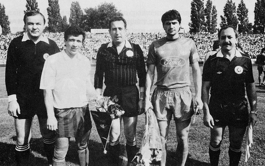 Судьи и капитаны перед матчем. В белом Сергей Сырбу, «Нистру». В футболке с Ford Штефан Йован, «Стяуа» / Фото: vk.com/club62173691