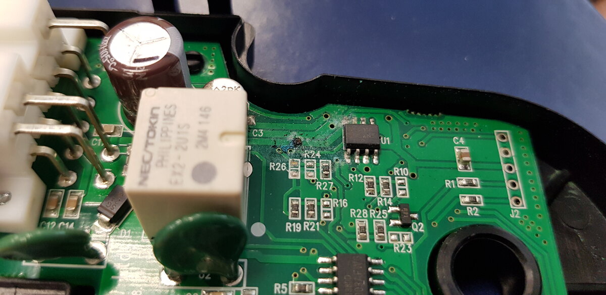 Видно что-то черное и окислы на плате