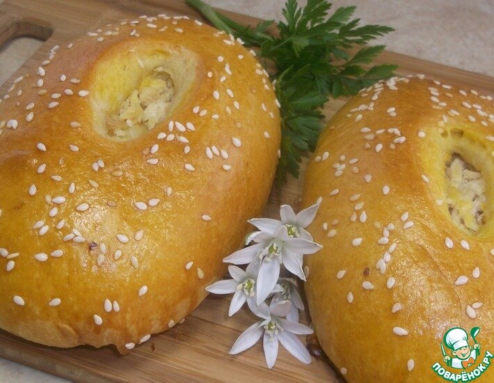 Традиционно русские расстегаи готовили с рыбой или мясом и подавались к супу или бульону. Это очень вкусный вариант дрожжевых несладких пирожков. Я покажу как их готовят в моей семье что бы расстегаи смотрелись аппетитно и аккуратно. И несколько секретов что бы начинка оставалась сочной.