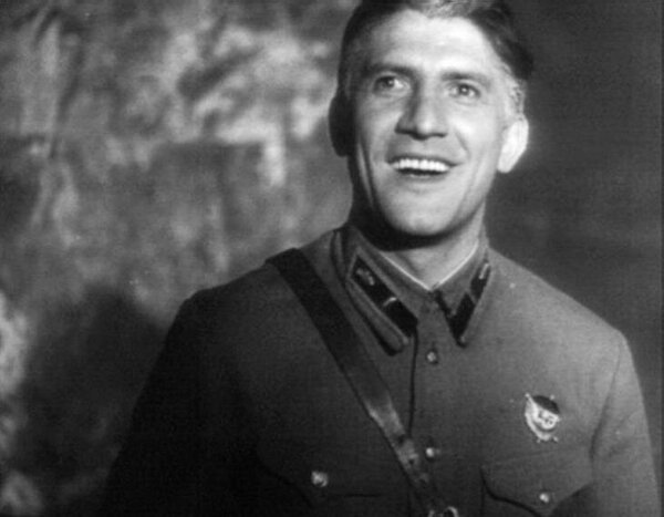 «Роли настоящих мужчин, собственная почтовая марка и четыре жены»: за что так любили советского актера Николая Крючкова