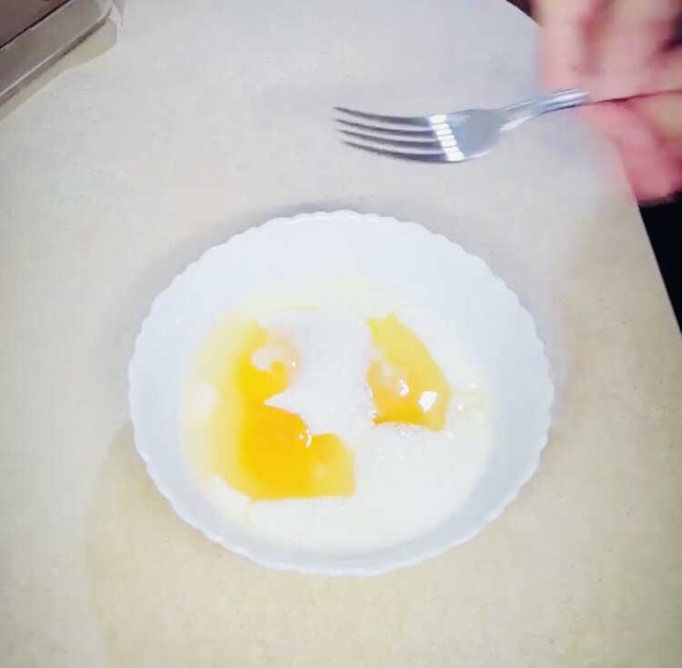 Взбиваем яйца и молоко