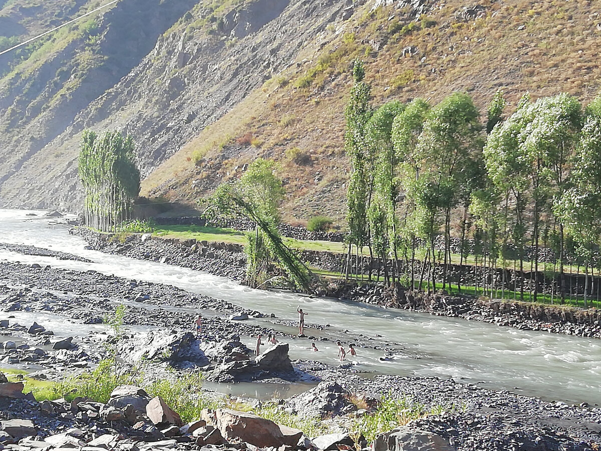 Удивительные и опасные развлечения детей живущих в горах! К концу лета река Самур объмельчала из - за отсутствия дождей и немного прогрелась... По меркам местного населения. Температура воды в это время в реке составляет градусов 14-15 не более, течение стало слабей, но всё же коварно и сбивает с ног, но ни это, ни огромные острые камни, ни кучи опасного мусора в воде не останавливает детей от купания в реке! Они счастливые и довольные плещатся в воде, прыгают с камней... Сомнительное развлечение им доставляет радость. В один из таких дней проезжая мимо, я не могла это не зафиксировать. Стояла ужасная жара и духота.. Детки купались и увидев нас радостно кричали нам и махали руками.. Вот это суровое детство (подумала я).Река Самур очень чистая у своих истоков, но в неё впадает другая река очень грязная и мутная, в следующий пост я выложу фото слияния двух рек, очень красивое и завораживающие явление природы. Но сейчас не об этом. Что меня поразило ещё более, чем купание? Идущие на встречу детишки шли и несли в руках обычные пластиковые бутылки наполненные этой мутной водой и пили её без всякого сомнения... Возможно это есть норма для этих мест, но всегда нужно беречь себя, своих детей и их здоровье! Быть внимательней и ограждать их от опасности! 