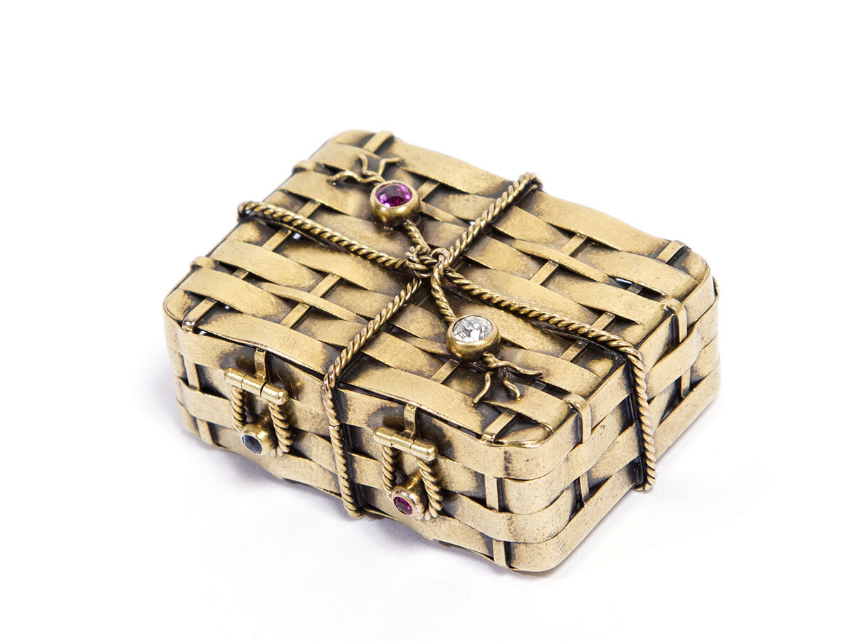 Шкатулка в виде сундучка, мастер И. Маршак. Подробнее на сайте www.vremena.art