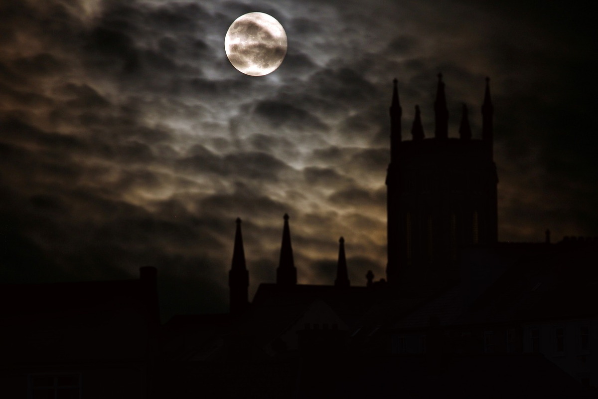 https://cdn.pixabay.com/photo/2017/02/25/09/51/full-moon-2097326_1280.jpg