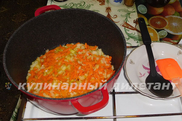 Обжариваем морковь и лук для фасолевого супа