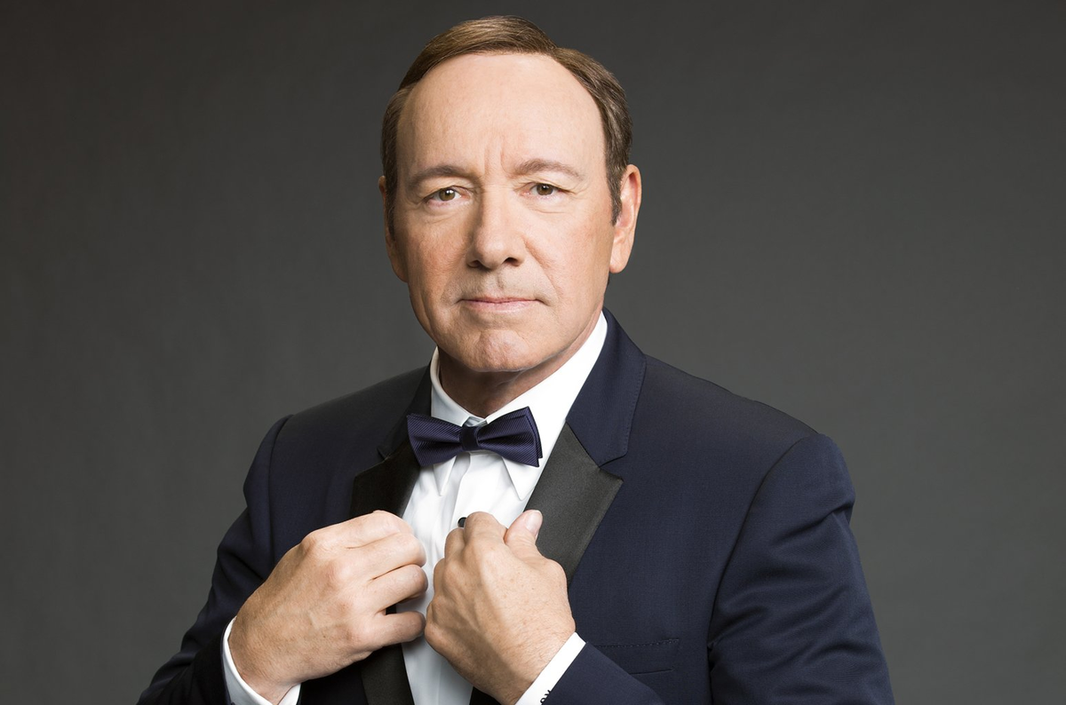 https://versiya.info/uploads/posts/2018-09/1536127693_kevin-spacey-portrait-2017-billboard-1548.jpg