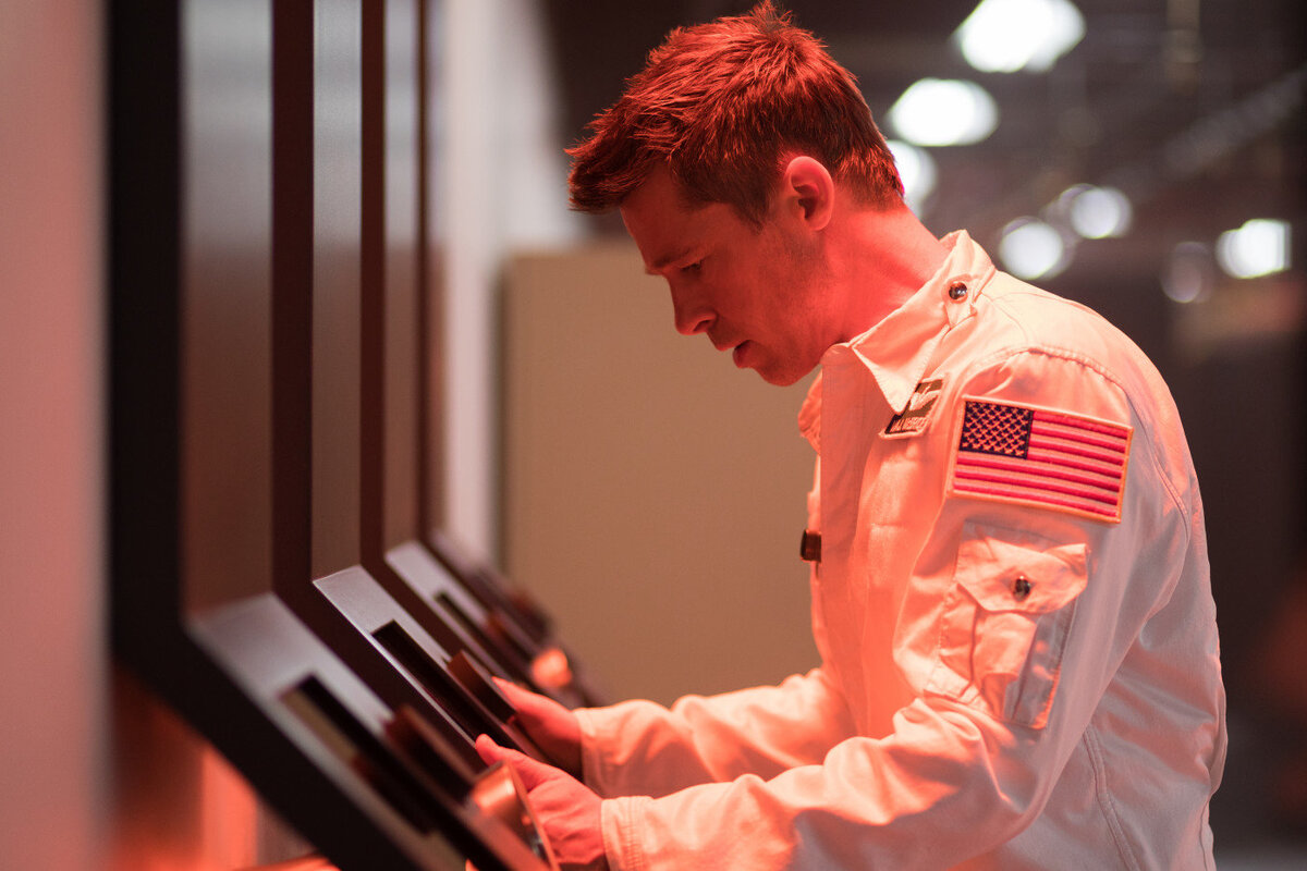 Брэд Питт в фильме «К звездам». Фото: outnow.ch