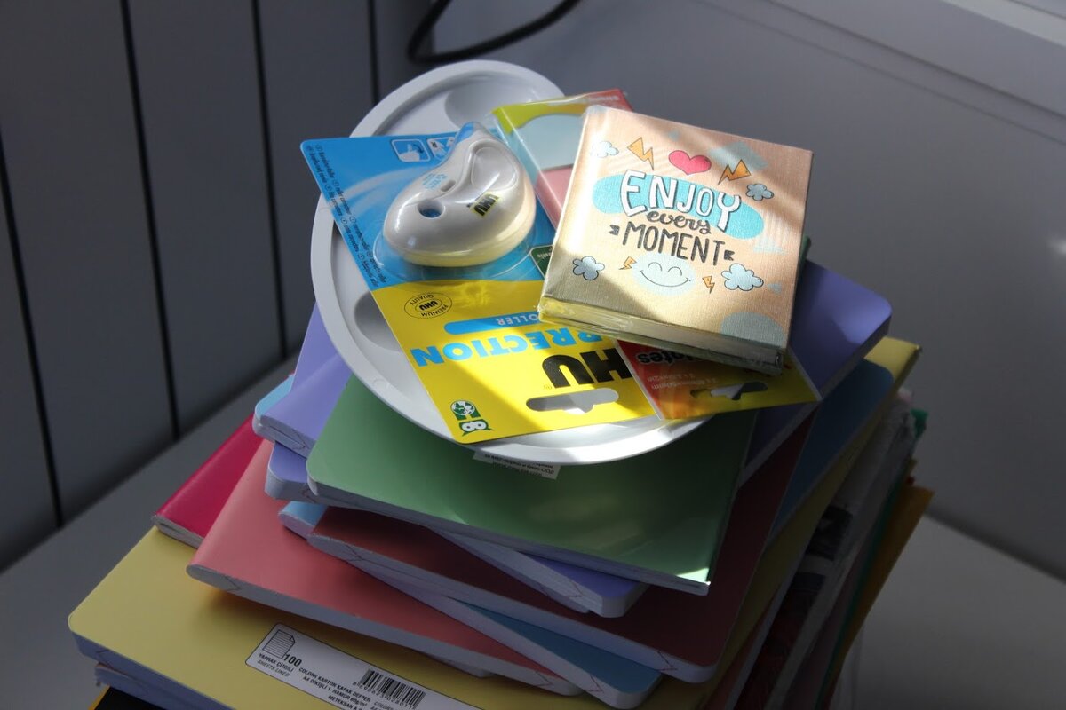 Стопочка канцтоваров этого учебного года у дочки...