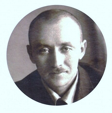 02. Теперь немного теории. В 1930 году в  Москве, тиражом в 7000 экземпляров, вышла книга под названием "Соцгород". Её автор Николай Александрович Милютин, российский революционер, наркомфин РСФСР, теоретик градостроительства. Несколько экземпляров «Соцгорода» в начале 1930-х годов попали за границу благодаря работавшим тогда в СССР иностранным архитекторам и обеспечили ее автору всемирную славу.

