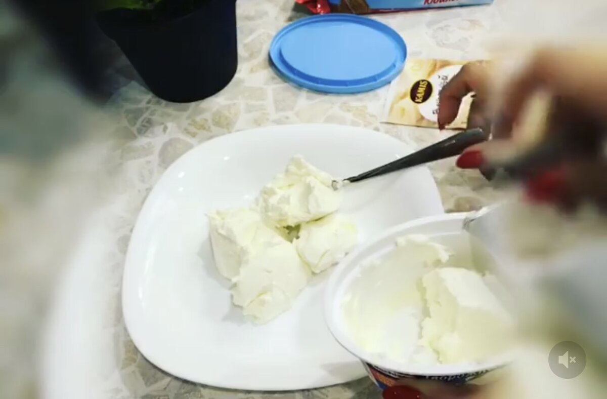 В миске смешать творожный сыр, ванилин, сахар и молоко