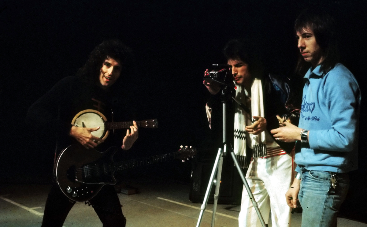 Брайан Мэй, Фредди Меркьюри, Питер Хинс (в голубой кофте). Источник фото: https://queenpoland.files.wordpress.com/2010/11/brian-freddie-peter-hince1.jpg