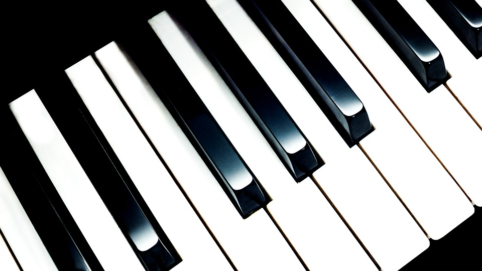 https://cdn.pixabay.com/photo/2016/04/06/19/35/music-1312562_960_720.jpg