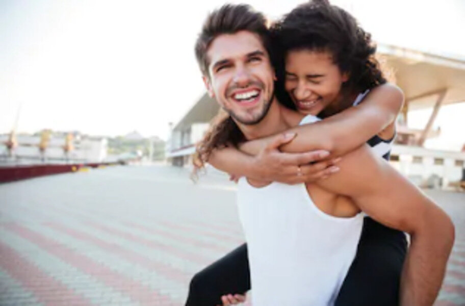 https://www.shutterstock.com/ru/image-photo/smiling-young-man-carrying-woman-on-507199717