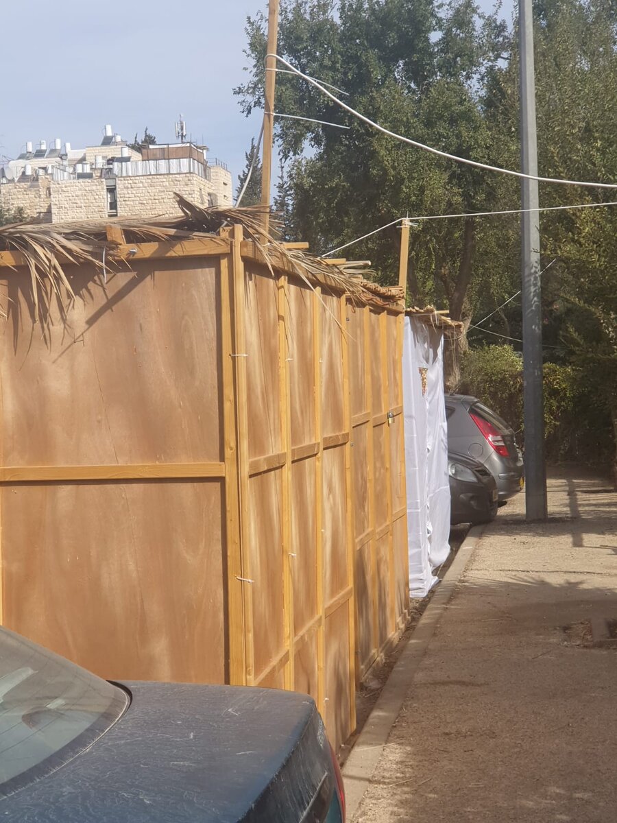 Шалаши строят на автостоянках