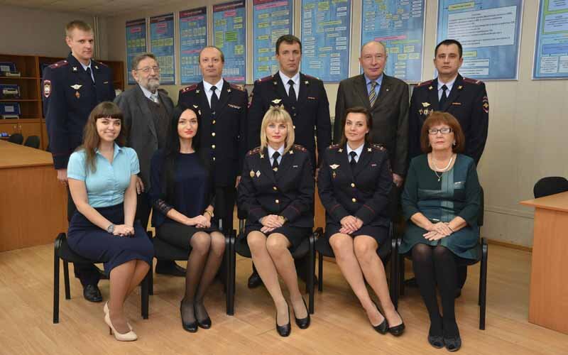 Третий слева в верхнем ряду — доцент кафедры радиотехники и электроники Воронежского института МВД Валерий Удалов. Фото: mvd.ru