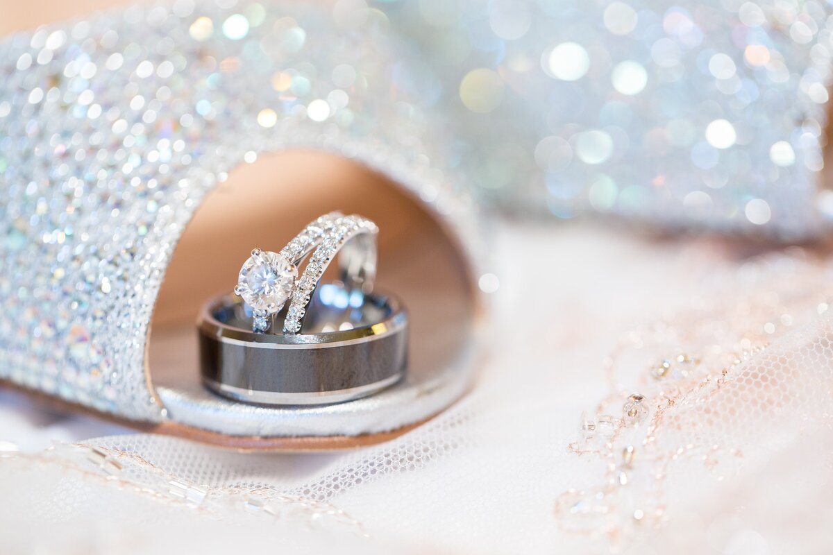 Бриллиант в свадебной кольце