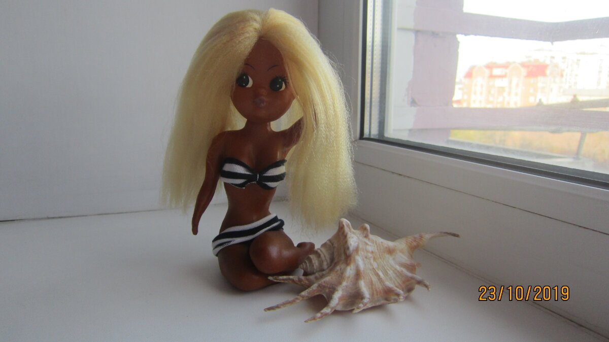 Эта куколка, пр-во Югославия, куплена в Москве, в  магазине югославских товаров в 1980 году, во время "Олимпиады 80",  и вот,  ей уже 40 лет)….купальник у нее был белый вязаный, но он пришел в негодность и я ее нарядила в полосатый....