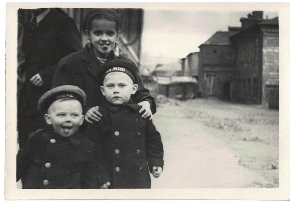 На фото дочь Анны Александровны Анна с друзьями в Переведеновском переулке