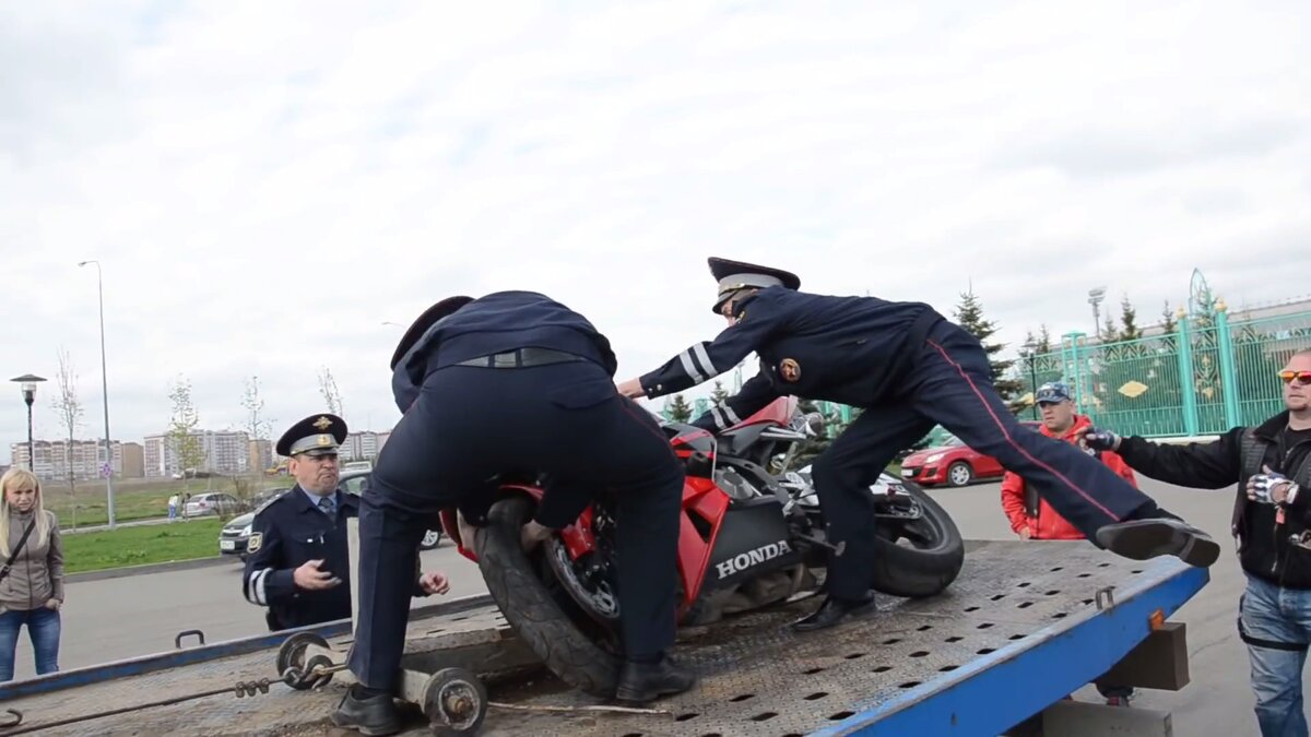 Фото реального падения мотоцикла на эвакуаторе.
