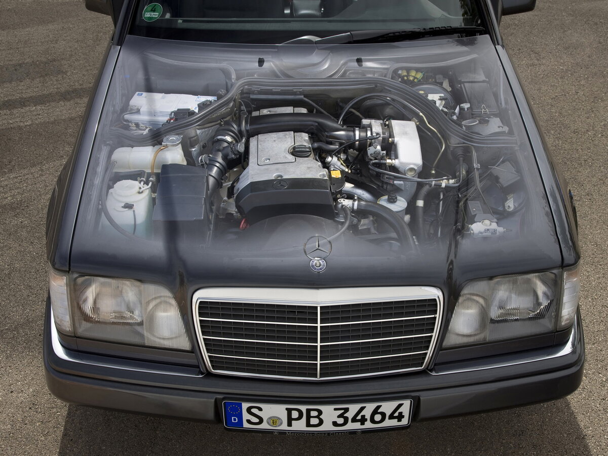 Двигатель M104 в подкапотном пространстве Mercedes-Benz W124