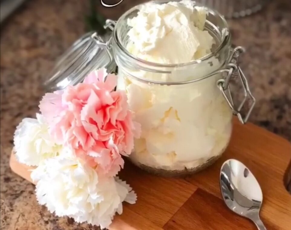 Предлагаю Вам приготовить очень вкусный сливочный сыр, всего из двух компонентов, хотя если соль считается, то из трех). Итак сам рецеп: все проще простого, берём сметану, чем жирнее тем лучше, но не менее 20% жирности. В ёмкости смешиваем сметану и кефир 1:1, кефир не менее 3,2 % жирности, солим по своему вкусу, перемешиваем. Затем выливаем эту смесь на слой марли, чтобы отделилась сыворотка. Я обычно ставлю на ночь, с утра можно кушать готовый продукт. Ещё очень вкусно смешать с рубленной зеленью, укропом например, добавить чеснок и мазать на бутерброды. Так же такой сыр хорош если смешать со сгущёнкой, очень вкусно в качестве крема на торт или другие кондитерские изделия) 