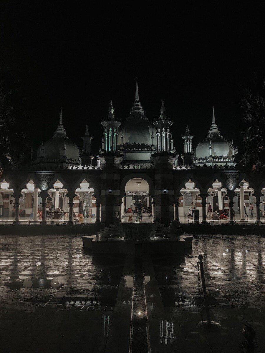 вот она мечеть, в которую меня не впустили, но я хотя бы пофоткал снаружи