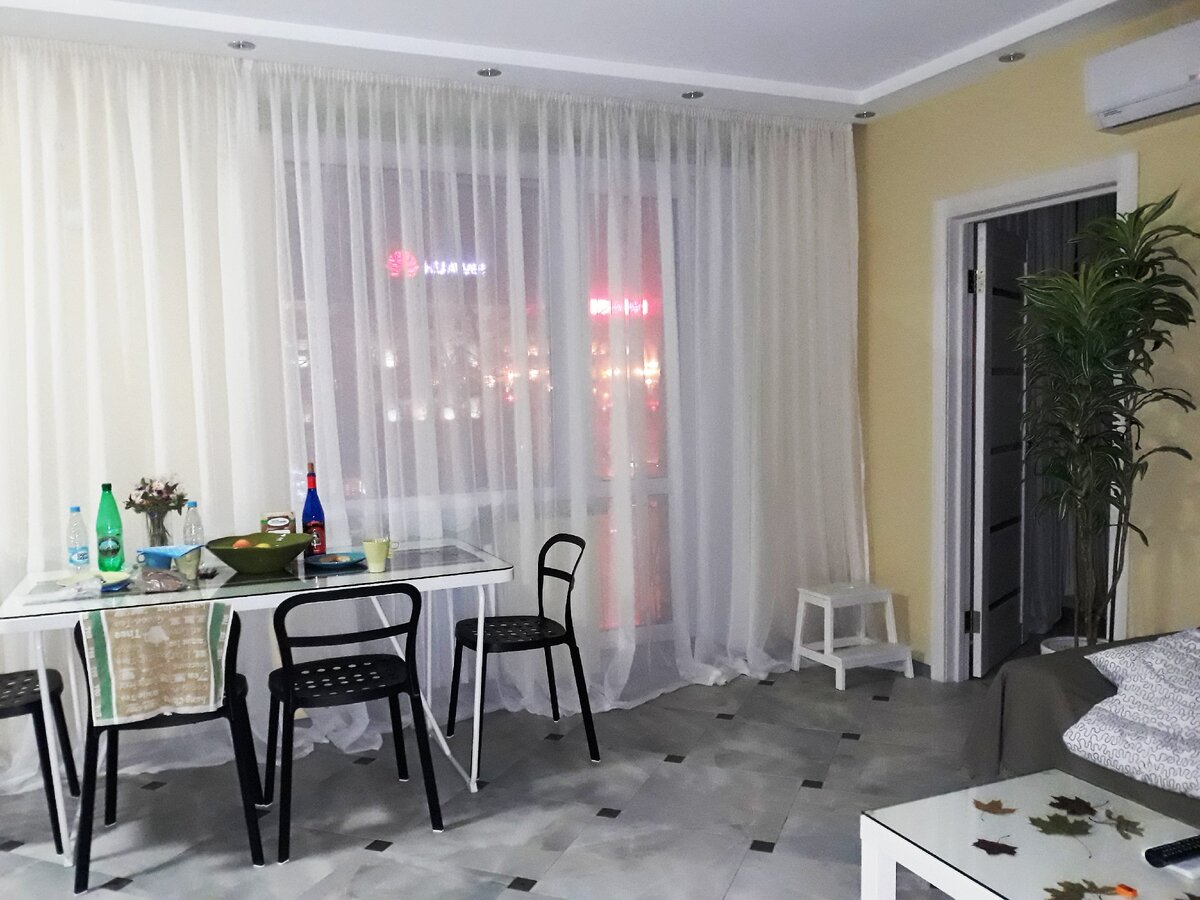 Панорамные окна  с видом на огни города , и филармонию