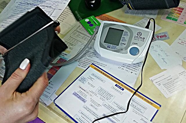 Специальный тонометр можно получить по полису ОМС © / Анна Сибирская / АиФ