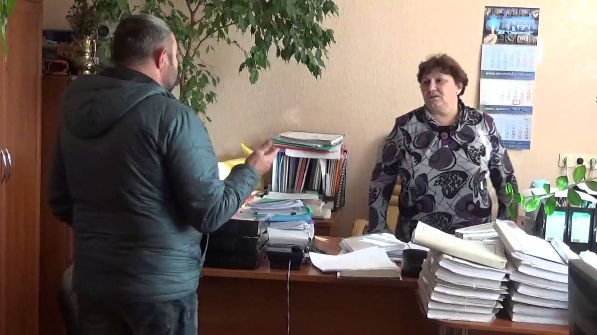 Секретарь в сельском совете, он же паспортный стол. Фото из интернета