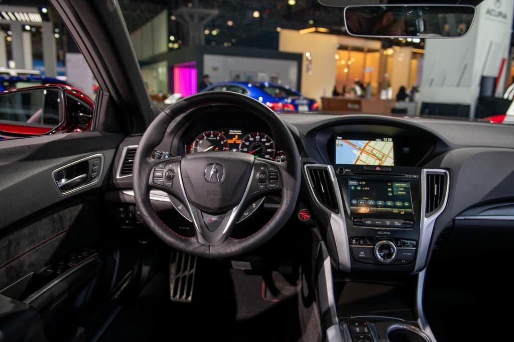 Салон заслуживает отдельного внимания, сидения имеют сочетания синей кожи с алькантарой, красная прострочка на руле и креслах, и поскольку серия  производства ограничена, в салоне так же будет специальная плашка с серийным номером автомобиля. Так же в кроссовере будет установлена фирменная аудиосистема от  Acura с десятью динамиками .