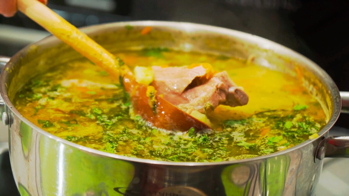 Ароматный и быстрый в приготовлении гороховый суп с копченостями