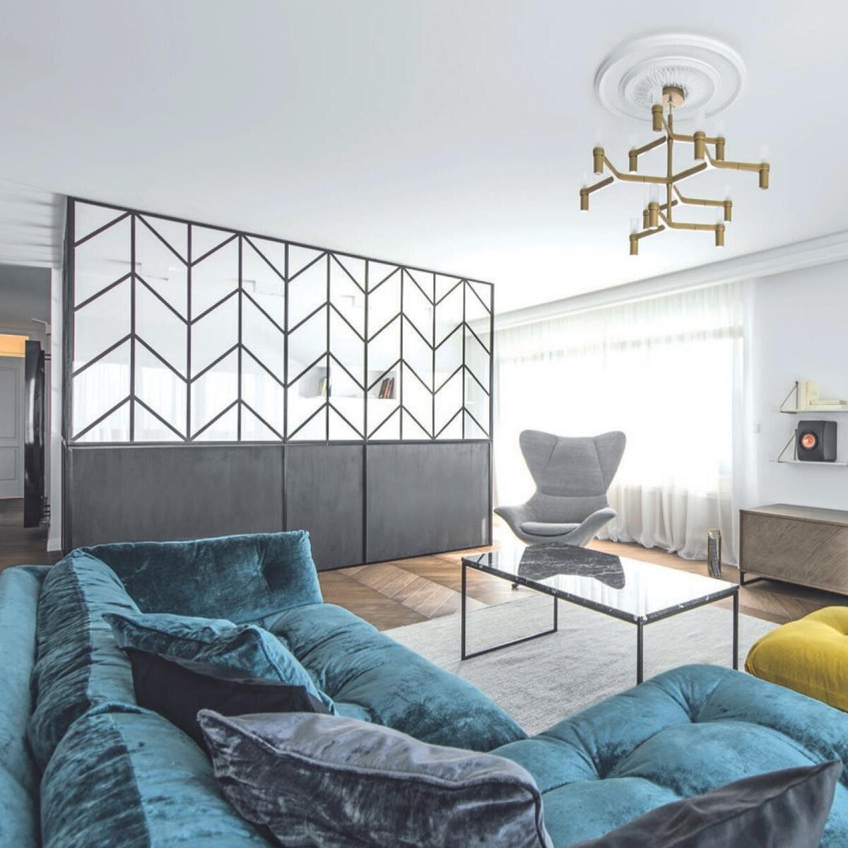 Бархатная мебель в гостиной