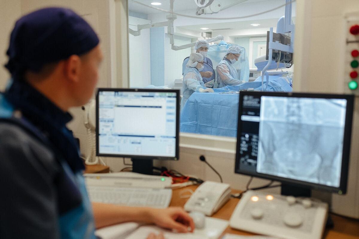 Дмитрий Тютьнев наблюдает в мониторе за работой коллег-хирургов