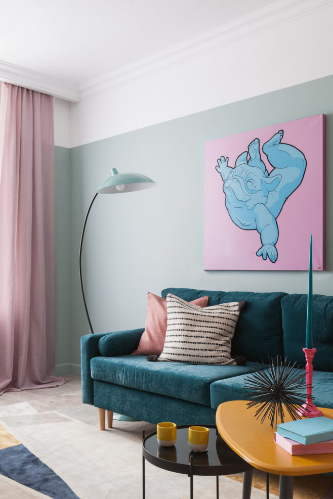 В гостиной диван и желтый столик, Divan.ru; торшер, La Redoute; черный столик, Designboom; ковер, Tapis Rouge; картина Антона и Алексея Твороговых из Artis Gallery.