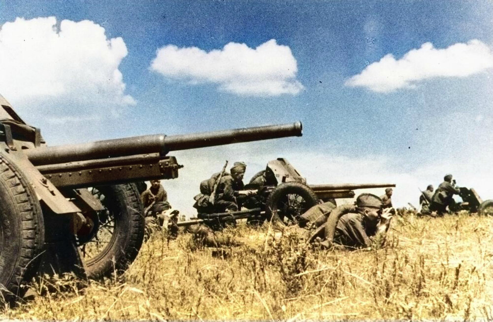 Батарея советских 45-мм противотанковых пушек 53-К готовится открыть огонь. 13.10.1942 г. Фотография использована в качестве иллюстрации.
