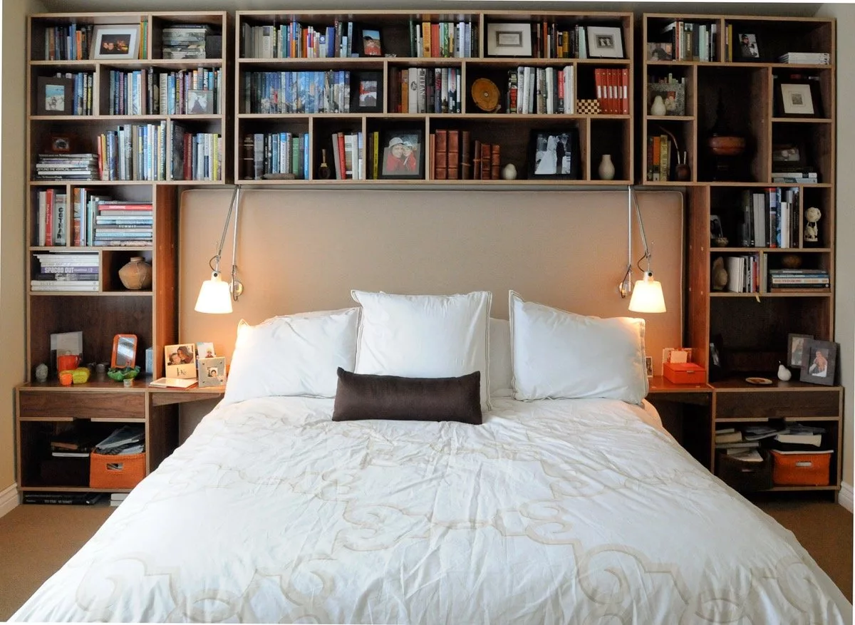 Спальня с книжными полками. Полка над кроватью в спальне. Книжный шкаф в спальне. Интерьер с книжными полками. Как организовать спальню