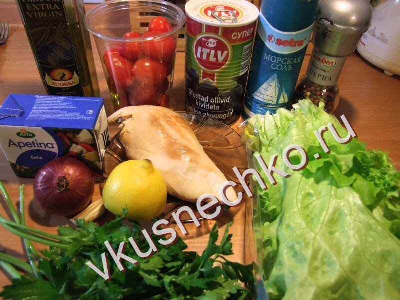 Греческий салат с копченой курицей, ингредиенты для приготовления. 