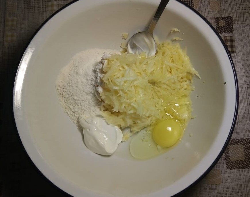 Аккуратно перемешиваем, стараясь, чтобы кабачок не успел дать сок