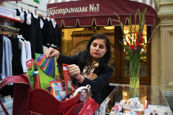 Рабоать в ГУме не совсем престижно.   ,Низкооплачиваемый труд.     Картинка с Яндекса