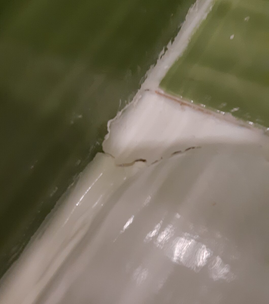 Герметик потрескался и отслоился.