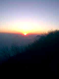 Тьма исчезает при восходе солнца.