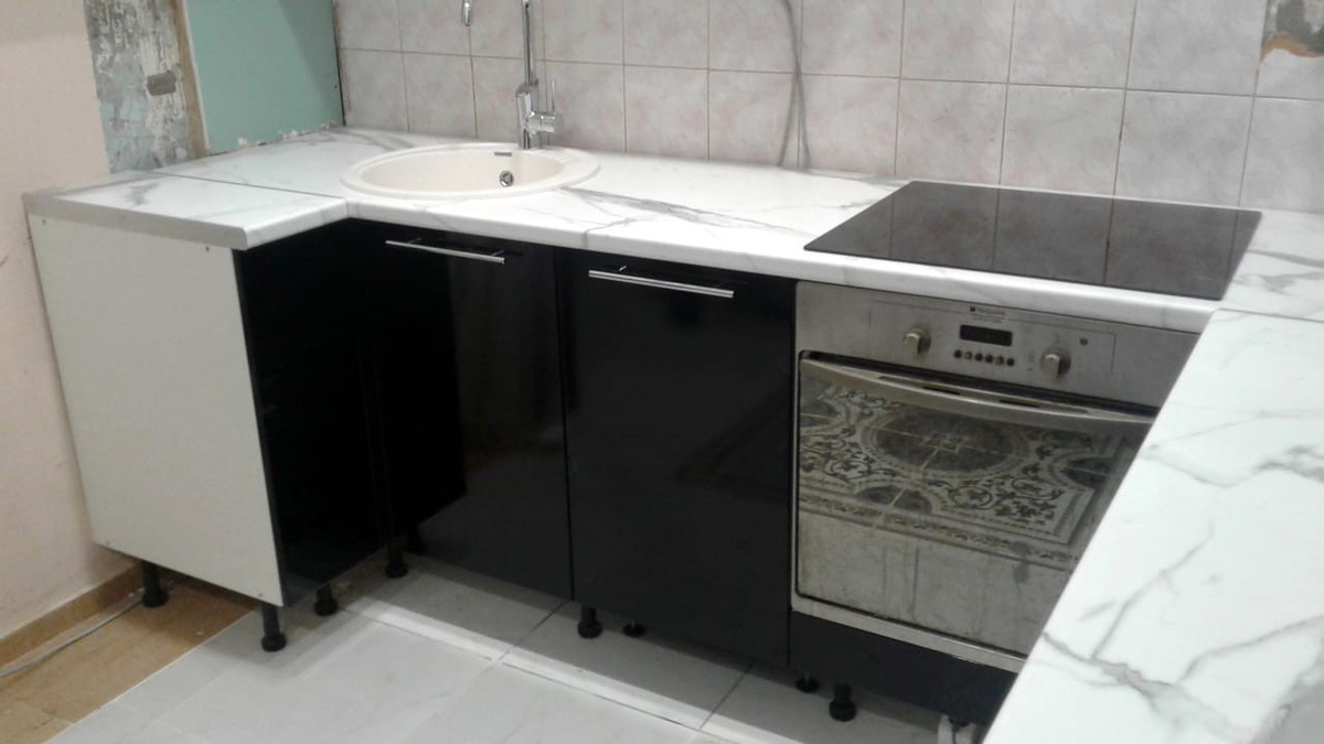 На небольшой кухне всё и так будет под рукой...