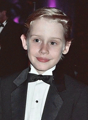 https://upload.wikimedia.org/wikipedia/commons/thumb/a/a2/Macaulay_Culkin_1991_B.jpg/285px-Macaulay_Culkin_1991_B.jpg