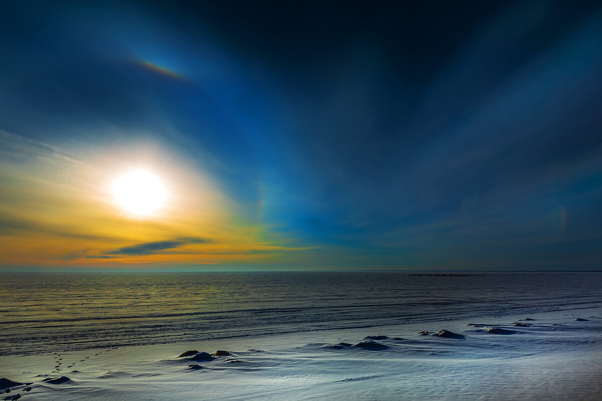 Солнечное гало над заснеженным Обским морем