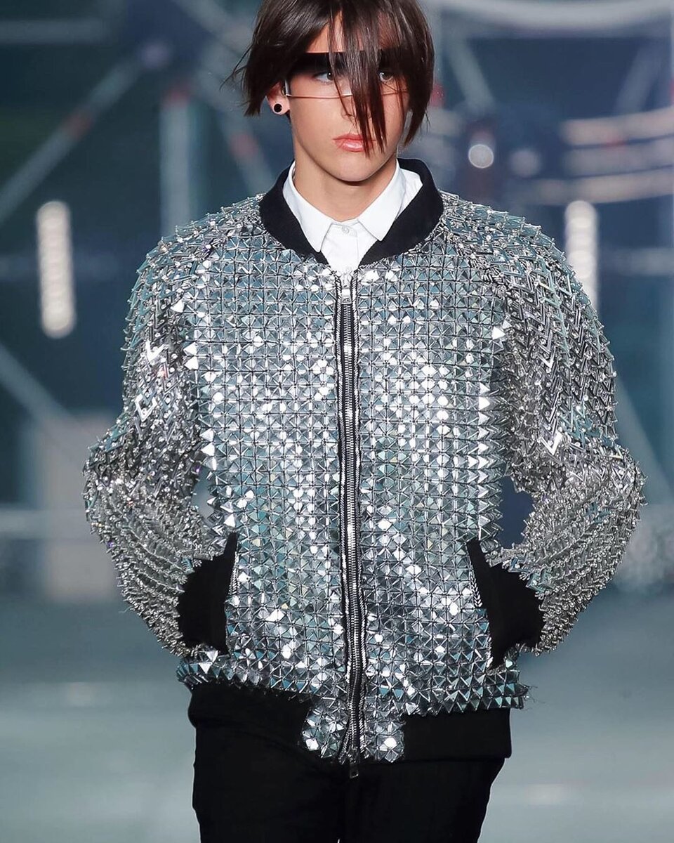 
В коллекции Balmain мы смогли найти металлические толстовки, куртки, леггинсы или прочее. Кроме того, царствово прозрачного оргстекла. Плащи, изготовленные из этой прозрачной ткани уже были в моде в предыдущие осенние месяцы, а весной 2020 также вы можете смело использовать подобные куртки. 
