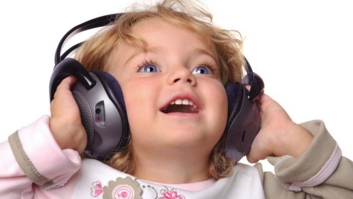 Ребенок в наушниках. Ребенок с наушниками. Ребенок слушает. Прослушивание музыки дети. Музыка для мальчиков детские