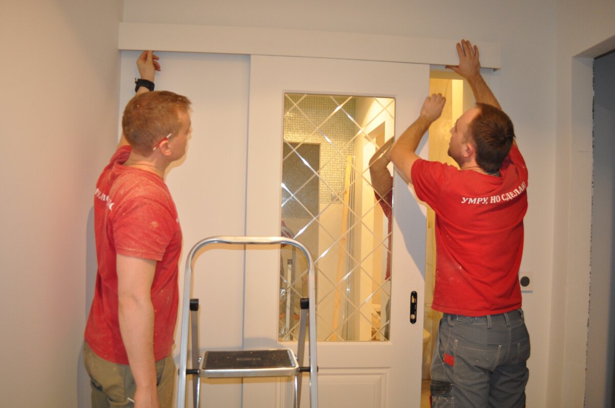 Процесс установки дверей. Фото прислано заказчиками