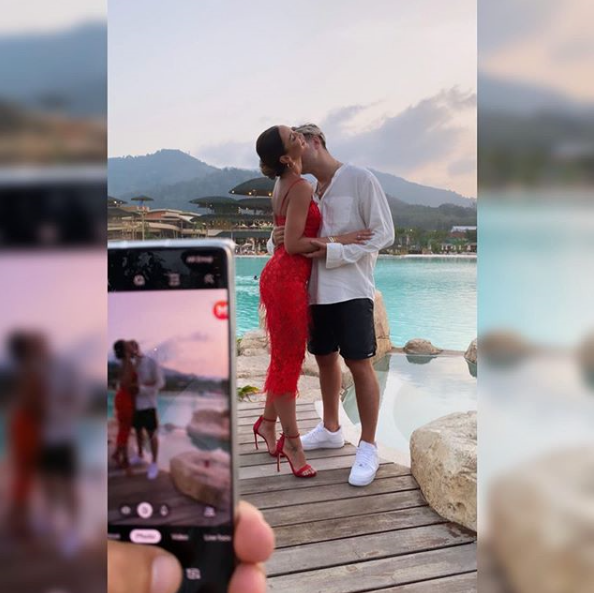 В их роман поклонники не верили до последнего, слишком разными они казались в глазах фанатов.