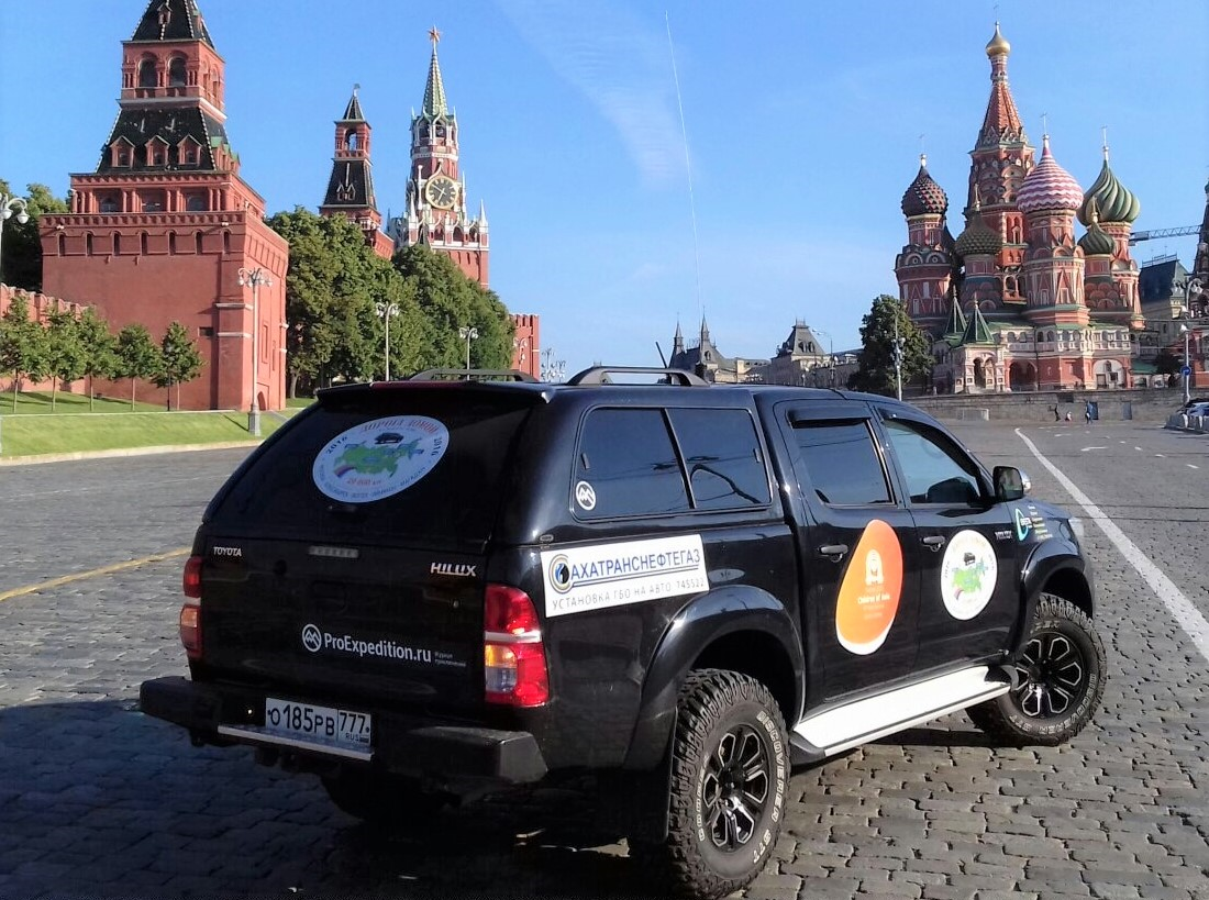 Старт автопробега Москва-Магадан-Москва.